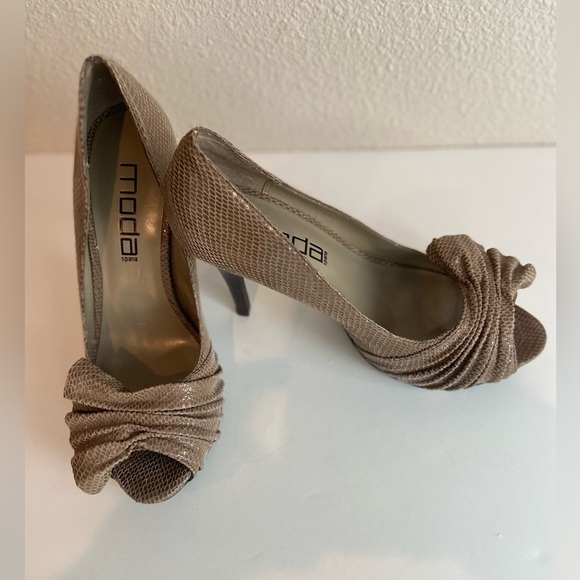 Moda Spana~Like New~Shimmery Taupe Faux Snakeskin Peep Toe Stilettos~Size 6 - Picture 3 of 14